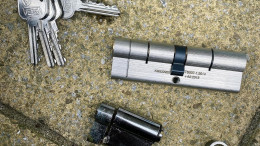 Anti snap lock Anti snap lock